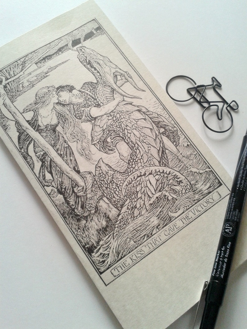 K&ouml;nnte beinhalten: Schwarz-wei&szlig;-Illustration eines sich k&uuml;ssenden Paares. Die Frau tr&auml;gt einen Meerjungfrauen-Schwanz und der Mann h&auml;lt einen Drachen. Der Text "THE KISS THAT CAVE THE VICTORY" befindet sich am unteren Rand des Bildes.