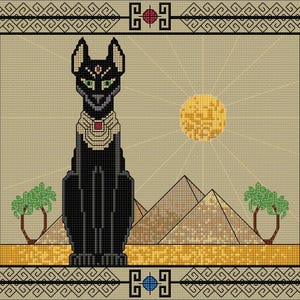 Peut inclure: Un modèle de point de croix représentant un chat noir assis devant des pyramides et un soleil jaune. La bordure comprend des scarabées, des symboles ankh et des motifs géométriques. La palette de couleurs inclut noir, or, vert, bleu et rouge.