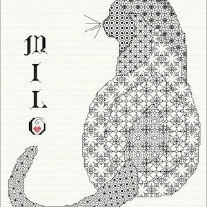 Könnte beinhalten: Schwarzweißes Kreuzstichmuster einer sitzenden Katze mit dem Wort "MIL" und einem kleinen roten Herzen darüber.