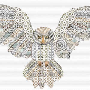 Può includere: Un gufo geometrico con motivi marroni, grigi e verdi sulle ali e sul corpo. Il gufo sta volando con le ali spiegate.