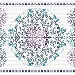 Könnte beinhalten: Ein weißer Hintergrund mit einem großen, komplizierten, blauen und violetten Mandala-Design in der Mitte. Vier kleinere, ähnliche Designs sind in den Ecken des Bildes platziert.