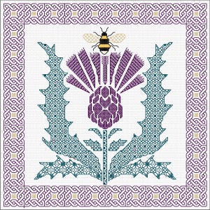 Könnte beinhalten: Eine lila Distel mit grünen Blättern und einer Biene oben, umgeben von einem keltischen Knotenrand.