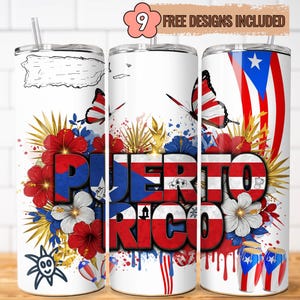 Op de afbeelding: Een witte tumbler met een ontwerp met de tekst "PUERTO RICO" in rood, wit en blauw, samen met de Puerto Ricaanse vlag, vlinders en bloemmotieven. De tumbler heeft een rietje en de tekst "FREE DESIGNS INCLUDED".