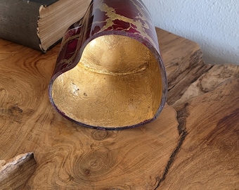 Heart-shaped bowl vase featuring gold leaning or gilding.