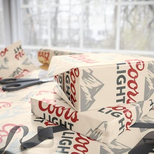 Einzigartiges Geschenkpapier mit Coors Light Biermotiv, kreative Verpackung für Geburtstage, Feiertage und besondere Anlässe, umweltfreundliche Verpackung Bild 7