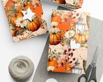 Op de afbeelding: Cadeauboxen met oranje pompoen- en bloemmotieven, vastgebonden met touw en versierd met witte labels. Een bol touw, een schaar en blanco labels suggereren een herfst- of oogstthema.