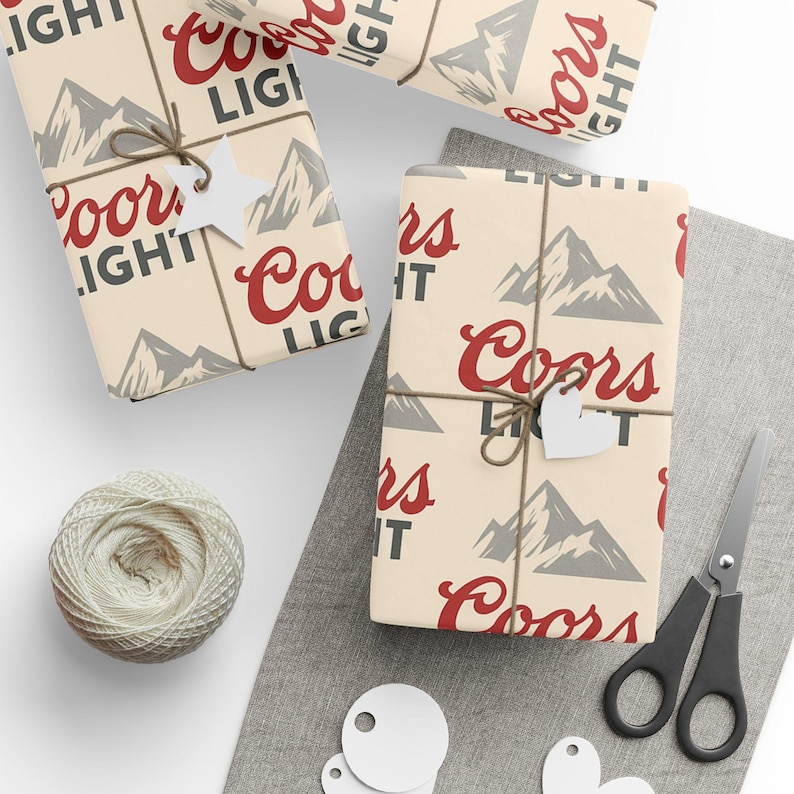 Einzigartiges Geschenkpapier mit Coors Light Biermotiv, kreative Verpackung für Geburtstage, Feiertage und besondere Anlässe, umweltfreundliche Verpackung Bild 5