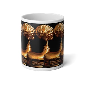 Puede incluir: Taza de cerámica blanca con un diseño repetido de un trofeo dorado. El trofeo tiene una parte superior en forma de cerebro y una base en forma de pene. El texto en el trofeo dice "THE DONALD J. TRUMP PENIS BRAIN PRIZE Harvard University."