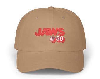 Jaws 50-jähriges Jubiläum Dad Hat: Amity Village Shark Design