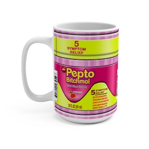 Puede incluir: Una taza de cerámica blanca con un asa grande, con un diseño que imita una botella de Pepto-Bismol. La taza tiene el texto "Pepto Bitchmol" y "5 Symptom Relief" con un gráfico de cereza. Contiene 591 ml.
