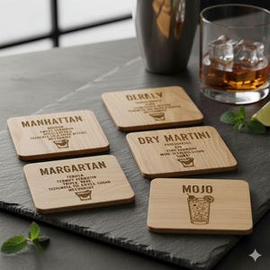 Può includere: Set di cinque sottobicchieri quadrati in legno con ricette di cocktail incise: Manhattan, Margarita, Dry Martini, Derly e Mojo. Ogni sottobicchiere presenta il nome del cocktail, gli ingredienti e un grafico della bevanda.