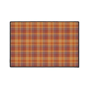 Puede incluir: Una alfombrilla rectangular con un patrón de cuadros escoceses de líneas horizontales y verticales que se cruzan en tonos naranja, amarillo y violeta apagado. El diseño está rodeado por un borde fino y oscuro que enmarca toda la superficie.