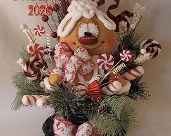 Centro de mesa navideño de niña de jengibre hecho a mano - Cesta negra, decoración de caramelos de menta, lazo de bastón de caramelo, decoración de mesa navideña