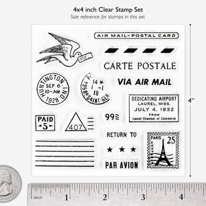Peut inclure: Un ensemble de 10 tampons transparents avec des motifs postaux de style vintage. Les tampons comprennent des images d'un oiseau, d'une &eacute;toile, d'un triangle, d'une tour Eiffel et du texte comme "Air Mail", "Carte Postale" et "Via Air Mail". Les tampons mesurent 10 cm x 10 cm et sont pr&eacute;sent&eacute;s sur un fond blanc avec une r&egrave;gle pour r&eacute;f&eacute;rence de taille.
