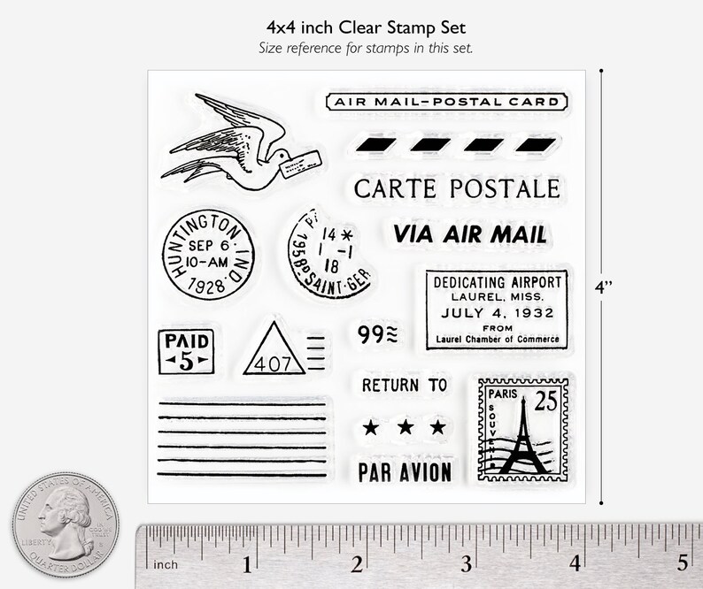 Peut inclure: Un ensemble de 10 tampons transparents avec des motifs postaux de style vintage. Les tampons comprennent des images d'un oiseau, d'une &eacute;toile, d'un triangle, d'une tour Eiffel et du texte comme "Air Mail", "Carte Postale" et "Via Air Mail". Les tampons mesurent 10 cm x 10 cm et sont pr&eacute;sent&eacute;s sur un fond blanc avec une r&egrave;gle pour r&eacute;f&eacute;rence de taille.