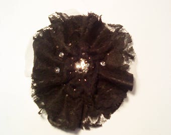 DÉSTOCKAGE -50% ! Broche fleur • en satin, dentelle et tulle noir, perles et sequins noirs et argentés