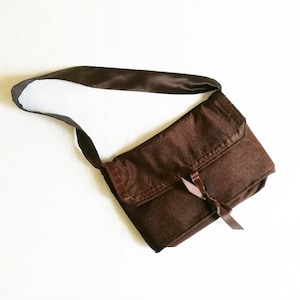 DÉSTOCKAGE -50% ! Petit sac à main marron chocolat, porté épaule, fermé par un petit nœud en satin. Idée cadeau jeune fille ou femme