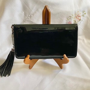 Cartera de mano clásica Ralph Lauren de piel de charol negra de 25 cm con cierre de cremallera y dije de borla RL
