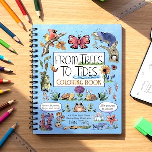 K&ouml;nnte beinhalten: Ein blaues Malbuch mit Spiralbindung. Der Umschlag zeigt Illustrationen von Tieren, Pflanzen und Insekten. Der Titel lautet "From Trees to Tides Coloring Book" und der Autor ist Dan Tavis. Das Buch hat &uuml;ber 25 Seiten zum Ausmalen.