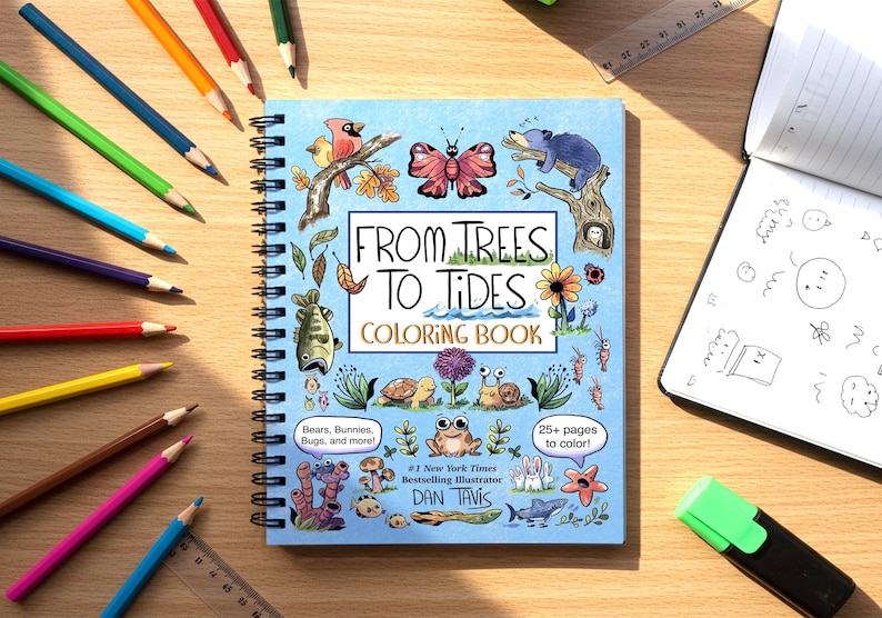 K&ouml;nnte beinhalten: Ein blaues Malbuch mit Spiralbindung. Der Umschlag zeigt Illustrationen von Tieren, Pflanzen und Insekten. Der Titel lautet "From Trees to Tides Coloring Book" und der Autor ist Dan Tavis. Das Buch hat &uuml;ber 25 Seiten zum Ausmalen.