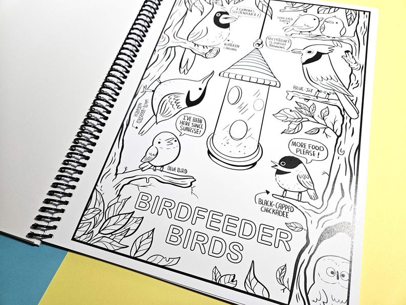 K&ouml;nnte beinhalten: Eine Schwarzwei&szlig;illustration einer Vogeltr&auml;nke mit verschiedenen V&ouml;geln, die auf &Auml;sten sitzen. Der Text "BIRDFEEDER BIRDS" ist in gro&szlig;er Schrift am unteren Rand der Seite geschrieben. Zu den V&ouml;geln geh&ouml;ren ein Blauh&auml;her, ein Meisen, ein Blaumeise und ein Kardinal.
