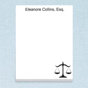 Bloc-notes personnalisé avec motif avocat et texte personnalisé// 50 feuilles par pile, dimension 4 x 5,5 po// la loi met à l'échelle la papeterie d'avocat de la miséricorde de la justice