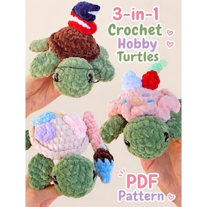 Op de afbeelding: Drie gehaakte pluche schildpadden met zachte groene lichamen en verschillende schilden. Eén draagt een hoed, één heeft een cupcake-schild en één heeft een penseelaccessoire. De tekst luidt 3-in-1 Crochet Hobby Turtles en PDF Pattern.