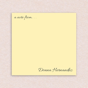 Notes adhésives personnalisées // police cursive en papier jaune // 3 x 3 pouces avec 50 notes par bloc // police de script de papeterie de nom personnalisée une note de