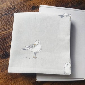 Cubierta de cojín gris Gaviotas marinas hechas a mano / aspecto vintage de lino de vida silvestre, cubierta de cojín / cubierta de cojín hecha a mano / cojín de pájaro / 33 x 33 cm