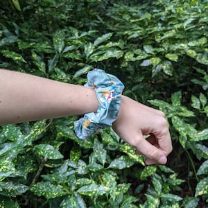 Handmade flower print Scrunchie/ disty floral cotton scrunchie /gifts for her / ethical gifts for her / sustainable flower Scrunchie