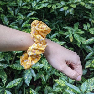 Handmade flower print Scrunchie/ disty floral cotton scrunchie /gifts for her / ethical gifts for her / sustainable flower Scrunchie