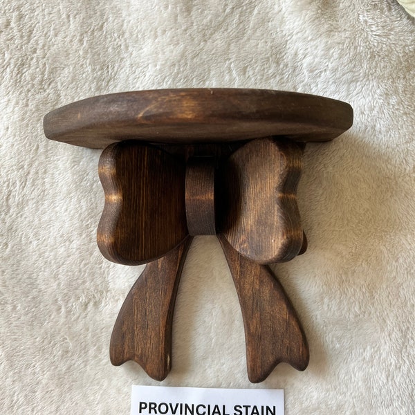 Estante de madera con forma de arco