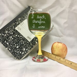 Taça de vinho para professor - Presentes para professores - Engraçado - Eu ensino, portanto, eu vinho - Taça de vinho grande - Pintada à mão - Presente de Natal para professor