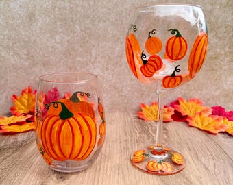 Verre à vin citrouille peint à la main, avec ou sans pied, verre à vin d'automne personnalisé, cadeau pour les amoureux des citrouilles, cadeau d'hôtesse d'automne, Thanksgiving
