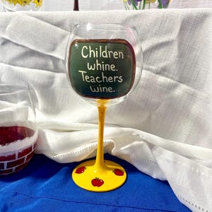 Taça de vinho engraçada para professores - Crianças choramingam. Vinho para professores - Personalizado - Taça de vinho de agradecimento para professores - Presente de Natal para professores