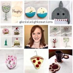 Op de afbeelding: Een collage van handgemaakte ambachten, waaronder gebreide mutsen, ornamenten en wijnglazen. De afbeelding bevat ook een gebreide pizzapunt, een gebreide donut en een gebreide cupcake. De afbeelding bevat ook een mok met een gebreide onderzetter. De afbeelding bevat ook een vrouw met rood haar. De afbeelding bevat de tekst "@krisleighkreations".