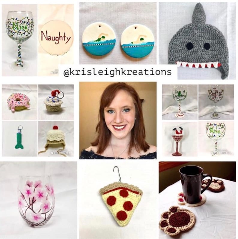 Op de afbeelding: Een collage van handgemaakte ambachten, waaronder gebreide mutsen, ornamenten en wijnglazen. De afbeelding bevat ook een gebreide pizzapunt, een gebreide donut en een gebreide cupcake. De afbeelding bevat ook een mok met een gebreide onderzetter. De afbeelding bevat ook een vrouw met rood haar. De afbeelding bevat de tekst "@krisleighkreations".