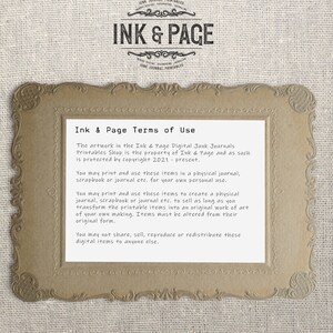 Op de afbeelding: Een bruin ingelijst beeld met witte tekst die de gebruiksvoorwaarden beschrijft voor Ink & Page Digital Junk Journals Printables Shop. De tekst stelt dat het kunstwerk is beschermd door auteursrecht 2021 - heden. De tekst stelt ook dat je de items mag afdrukken en gebruiken in een fysiek dagboek, scrapbook of journal voor je eigen persoonlijke gebruik. Je mag de items ook afdrukken en gebruiken om een fysiek dagboek, scrapbook of journal te maken om te verkopen, zolang je de afdrukbare items transformeert in een origineel kunstwerk van je eigen ontwerp. Items moeten worden aangepast ten opzichte van hun oorspronkelijke vorm. Je mag deze digitale items niet delen, verkopen, reproduceren of verspreiden naar iemand anders.