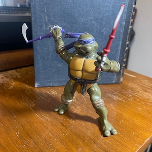 Donatello TMNT 2002 action figure w weapons 5”’ tall