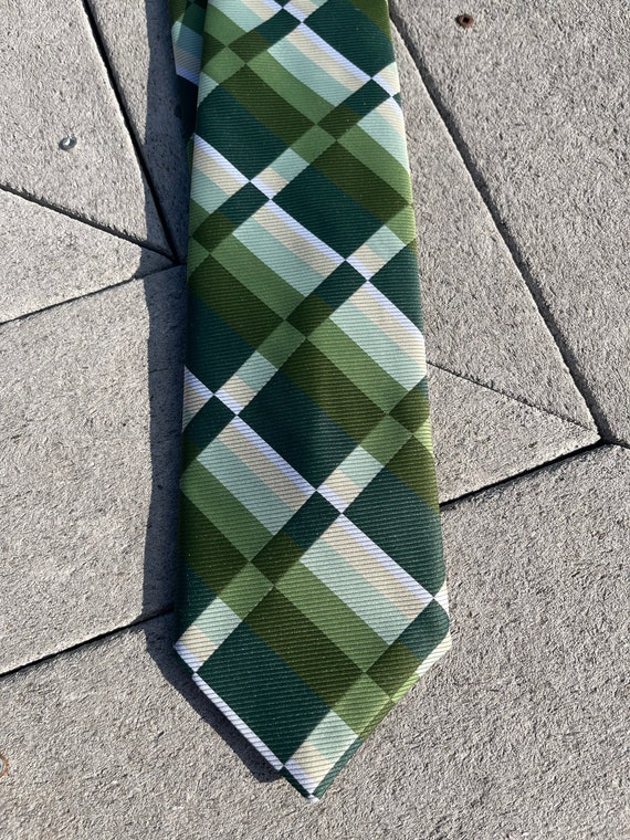 Vintage 1970s Beau Brummell Gentry green tie polye