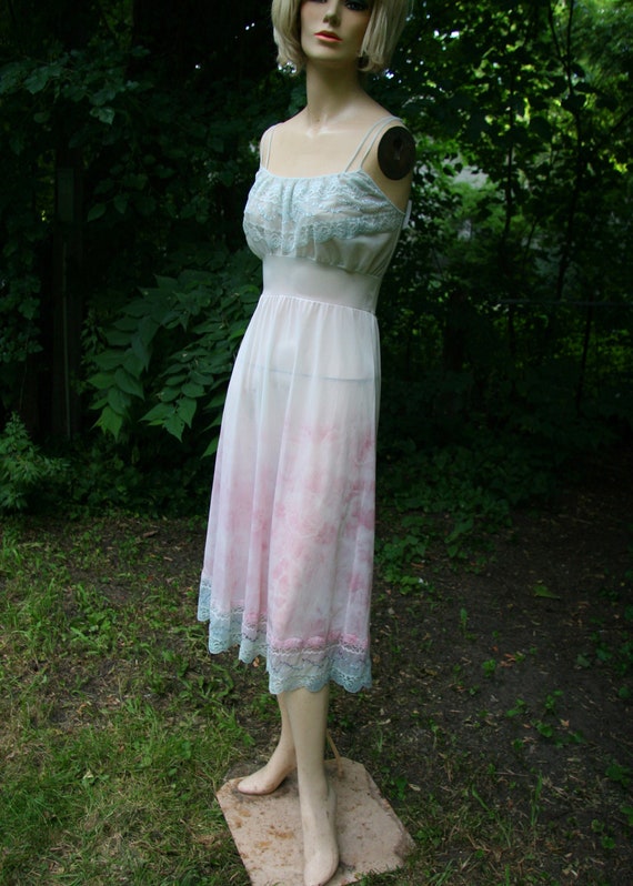 Vintage 1960s Van Raalte Nightie with Satin Belt,… - image 4