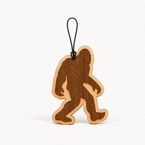 Drewniany odświeżacz powietrza do samochodu Bigfoot — wielokrotnego użytku dyfuzor do lusterka wstecznego z olejkiem zapachowym, akcesorium do ciężarówki i prezent dla fanów Sasquatcha