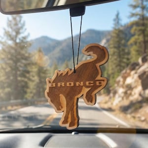 Aromatizador de ar Bronco Wood | Enfeite para retrovisor | Óleo perfumado reutilizável para carro | Presente off-road para ele | Bucked | Fabricado nos EUA