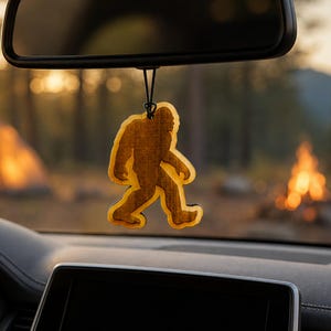 Bigfoot träluftfräschare för bilen — Återanvändbar backspegeldiffusor med doftolja, lastbilstillbehör och present till Sasquatch-fans