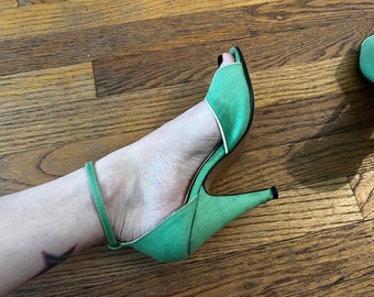 SALE! Vintage 1950s green and white peel toe ankle strap heels