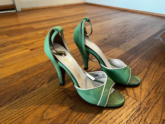 SALE! Vintage 1950s green and white peel toe ankl… - image 2