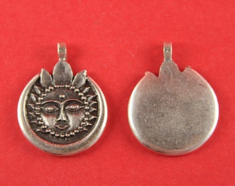 0155>>MADE in EUROPE round silver pendant, ethnic round pendant, tribal round pendant, sun pendant (X461AS) Qty1