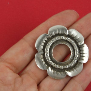 0100&gt;&gt; MADE in EUROPE antique silver ring, silver flower ring, flower ring pendant, round flower ring (B1734AS) Qty1