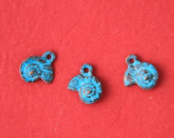 1/2 MADEin GREECE 6 Mykonos green patina sea shell charms, tiny seashell charm, green patina sea shell charm, (X4255ACG) Qty6