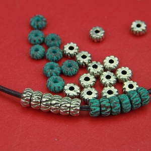 1A/7 MADE IN GREECE 10 perles de moulage mykonos, perles métalliques de 7mm, perles rondelles de 7mm, perles gravées (X1309) Qty10